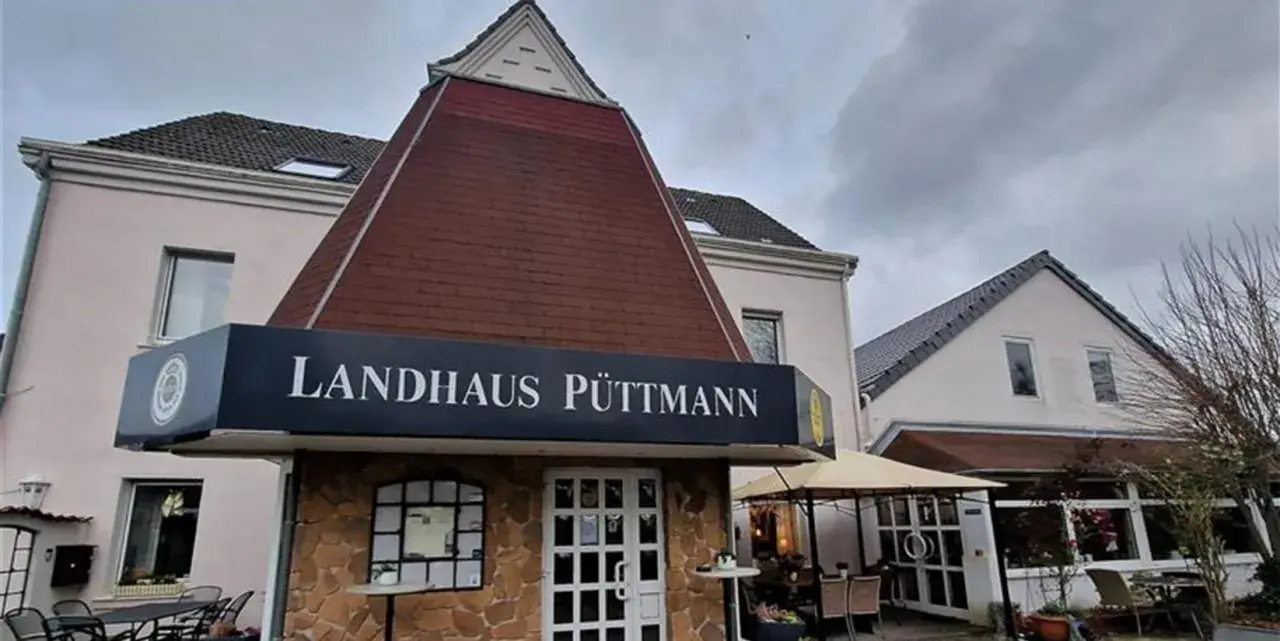 Landhaus Püttmann in Fröndenberg mit Schild und Steinfassade.