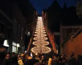 Beleuchtete Treppe in Büren bei Nacht, umgeben von Menschen und Gebäuden.