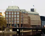 Steigenberger Hotel Hamburg: Backsteinfassade, Brücke über Fleet, moderne Architektur.