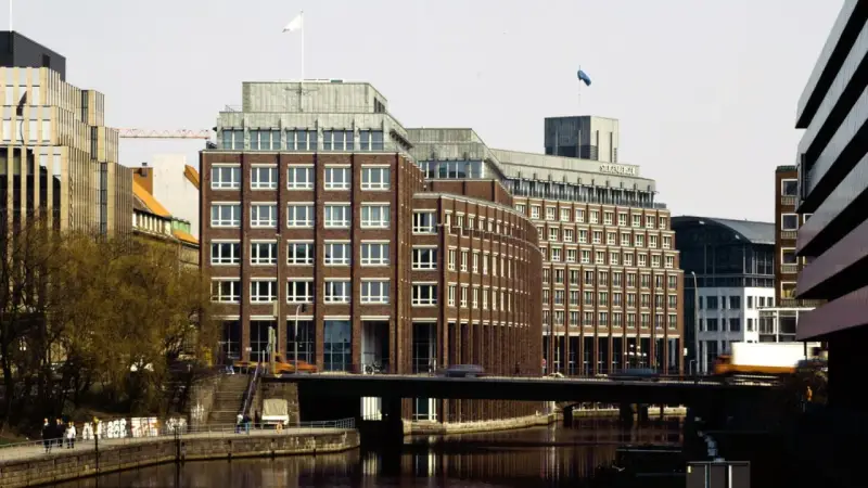 Steigenberger Hotel Hamburg: Backsteinfassade, Brücke über Fleet, moderne Architektur.